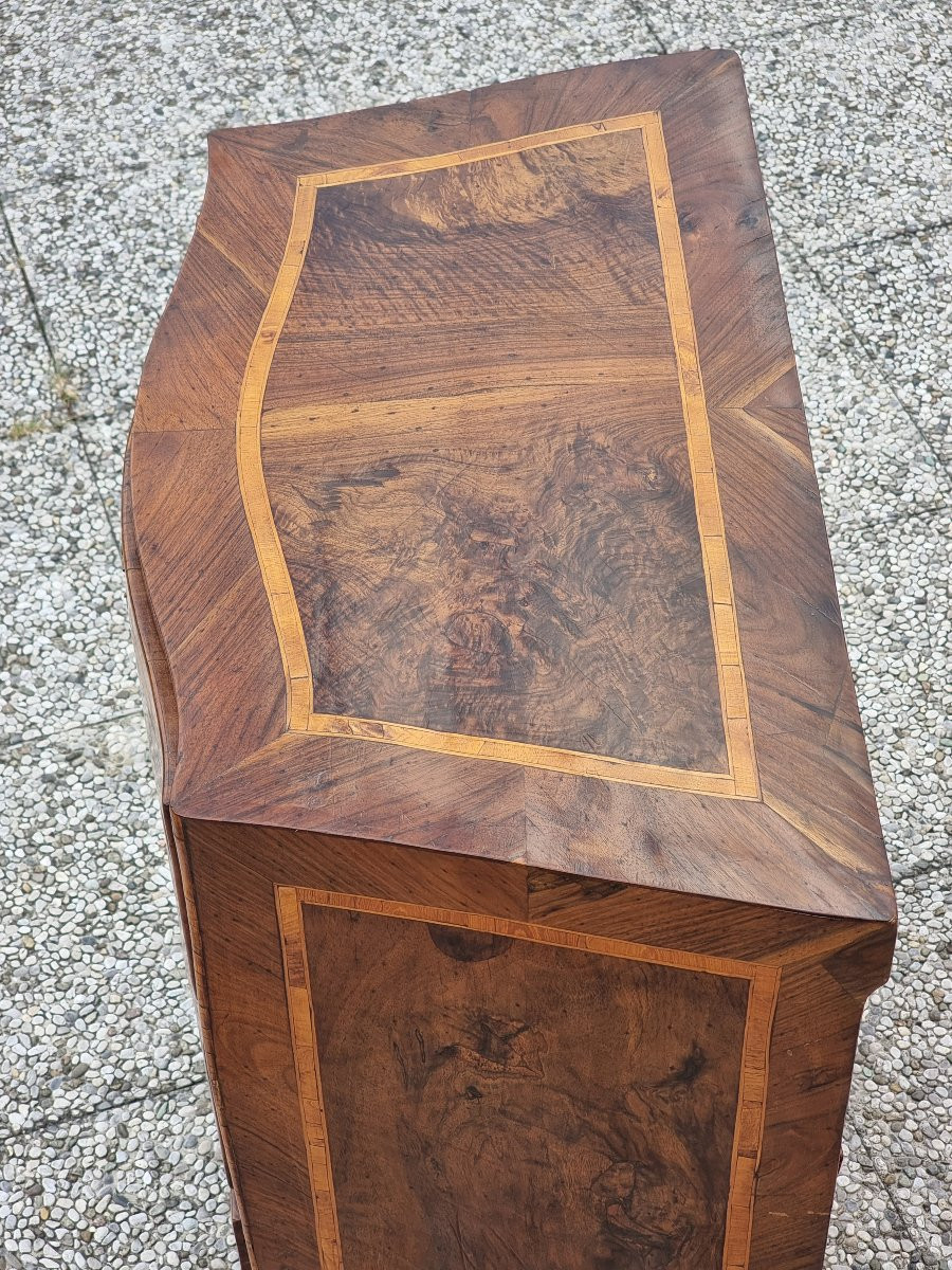 Commode de chevet galbée à trois tiroirs en noyer avec filets en bois de rose – Italie centrale-photo-4