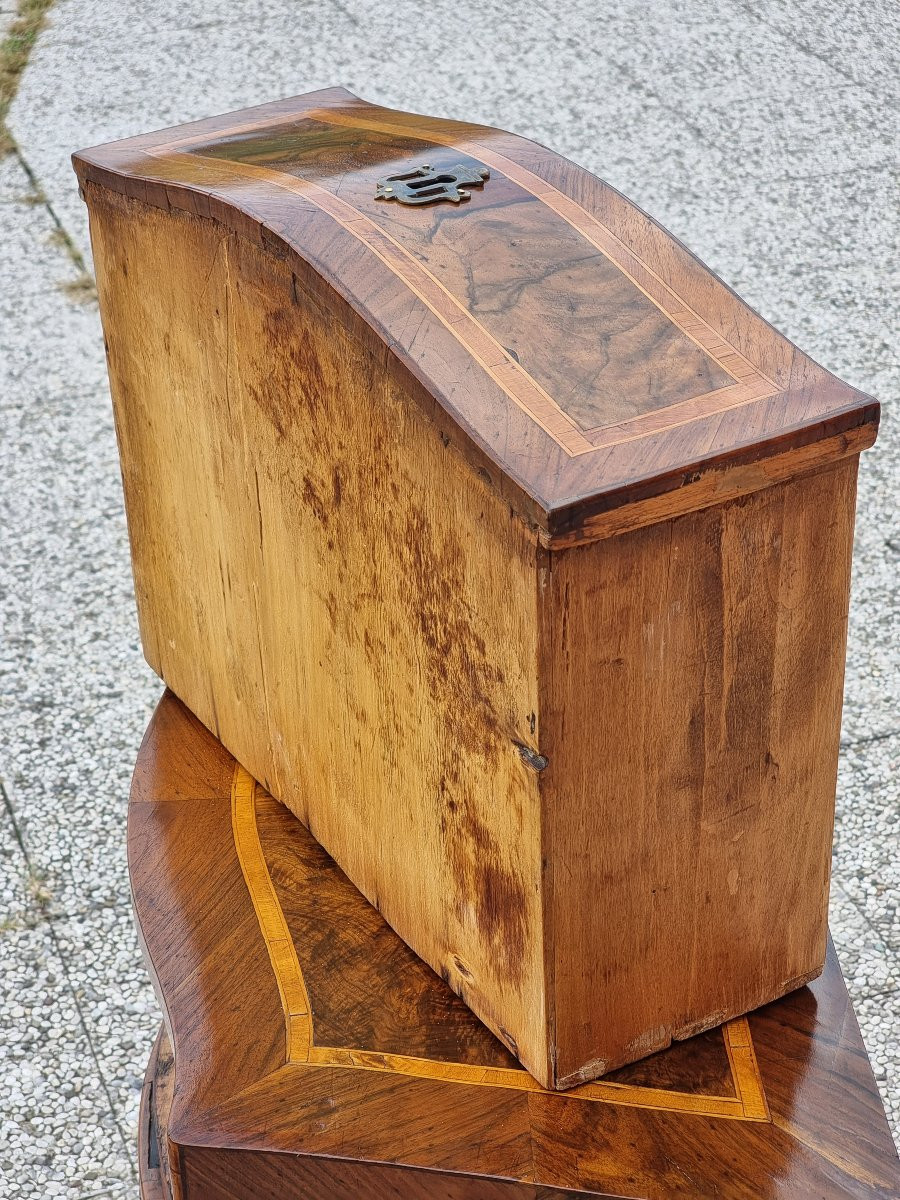 Commode de chevet galbée à trois tiroirs en noyer avec filets en bois de rose – Italie centrale-photo-3