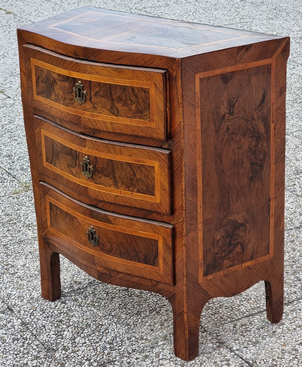 Commode de chevet galbée à trois tiroirs en noyer avec filets en bois de rose – Italie centrale-photo-4