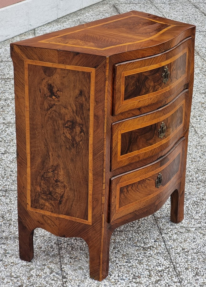 Commode de chevet galbée à trois tiroirs en noyer avec filets en bois de rose – Italie centrale-photo-5