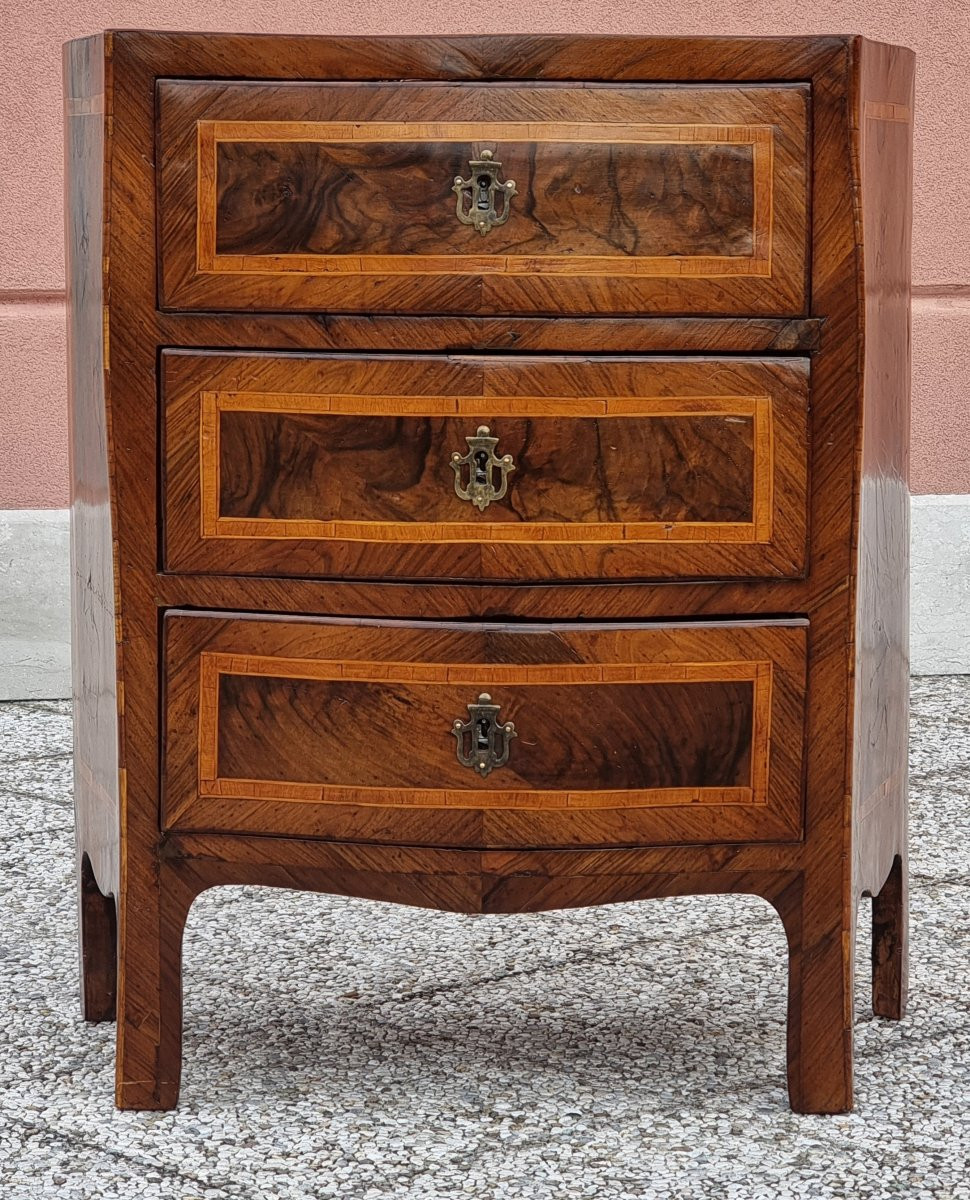 Commode de chevet galbée à trois tiroirs en noyer avec filets en bois de rose – Italie centrale-photo-6