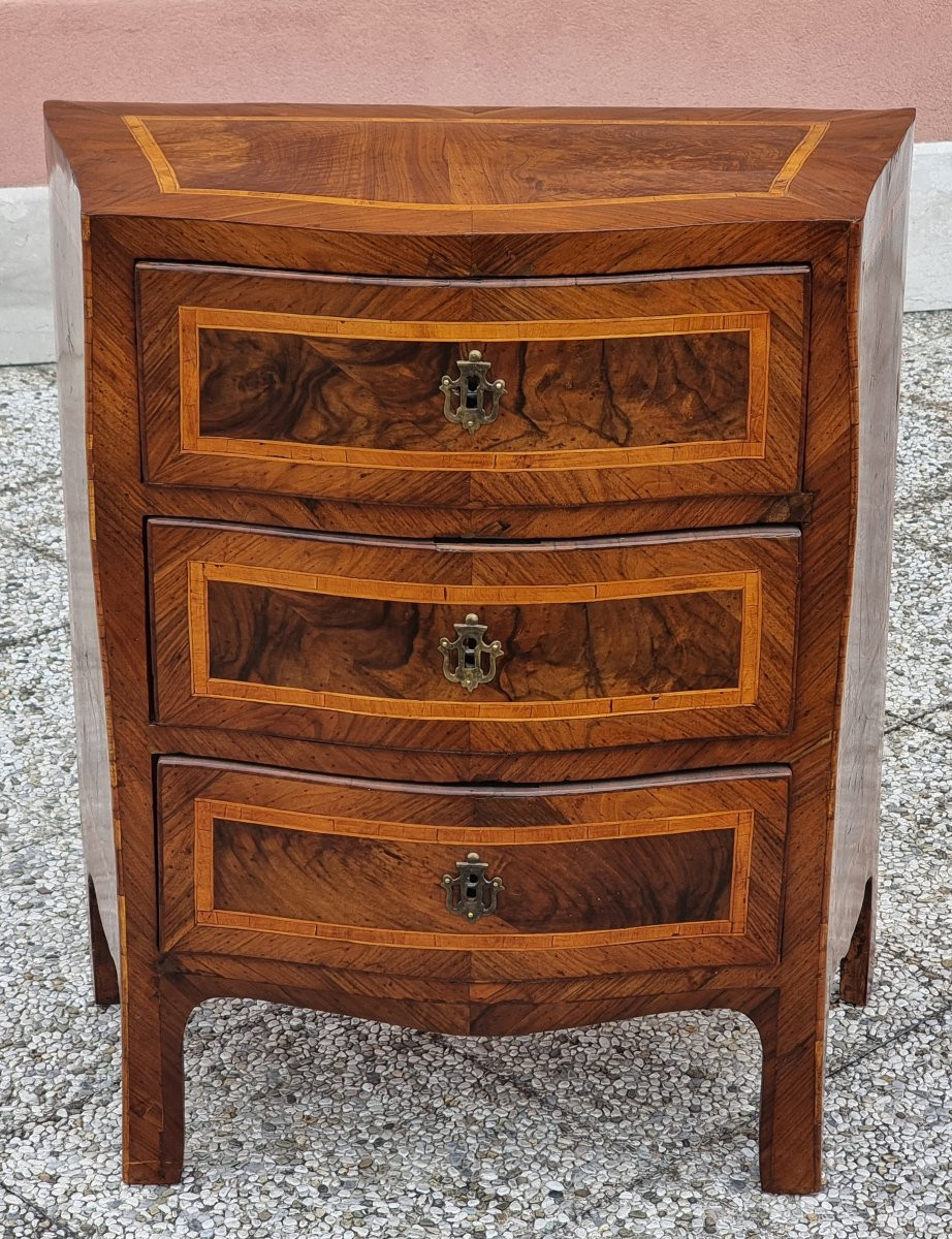 Commode de chevet galbée à trois tiroirs en noyer avec filets en bois de rose – Italie centrale-photo-7