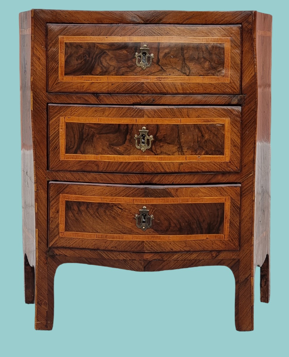 Commode de chevet galbée à trois tiroirs en noyer avec filets en bois de rose – Italie centrale