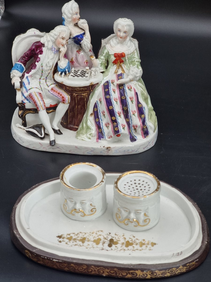 Groupe en porcelaine polychrome avec scène galante et échiquier – Europe du Nord, XIXe siècle-photo-4