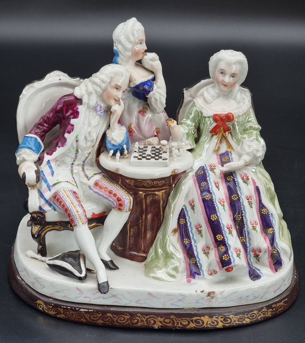 Groupe en porcelaine polychrome avec scène galante et échiquier – Europe du Nord, XIXe siècle