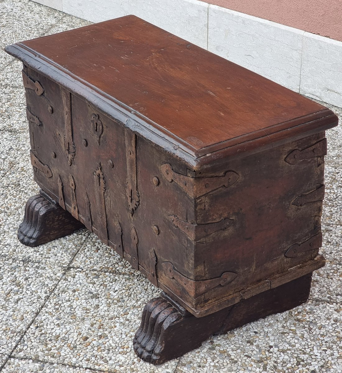 Walnut Chest With Iron Fittings Pierced With Crosses – Northern Italy, Late 16th – Early 17th C-photo-3