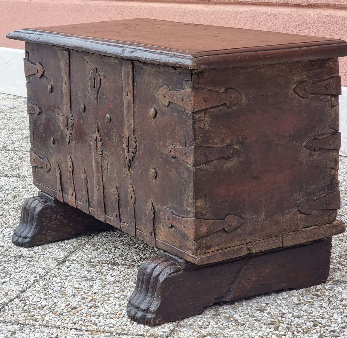 Walnut Chest With Iron Fittings Pierced With Crosses – Northern Italy, Late 16th – Early 17th C-photo-4