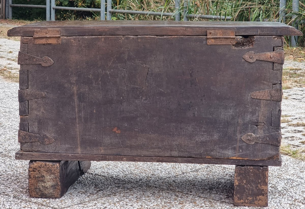 Walnut Chest With Iron Fittings Pierced With Crosses – Northern Italy, Late 16th – Early 17th C-photo-2