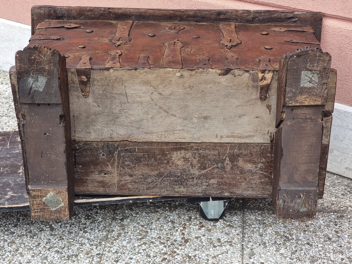 Walnut Chest With Iron Fittings Pierced With Crosses – Northern Italy, Late 16th – Early 17th C-photo-6