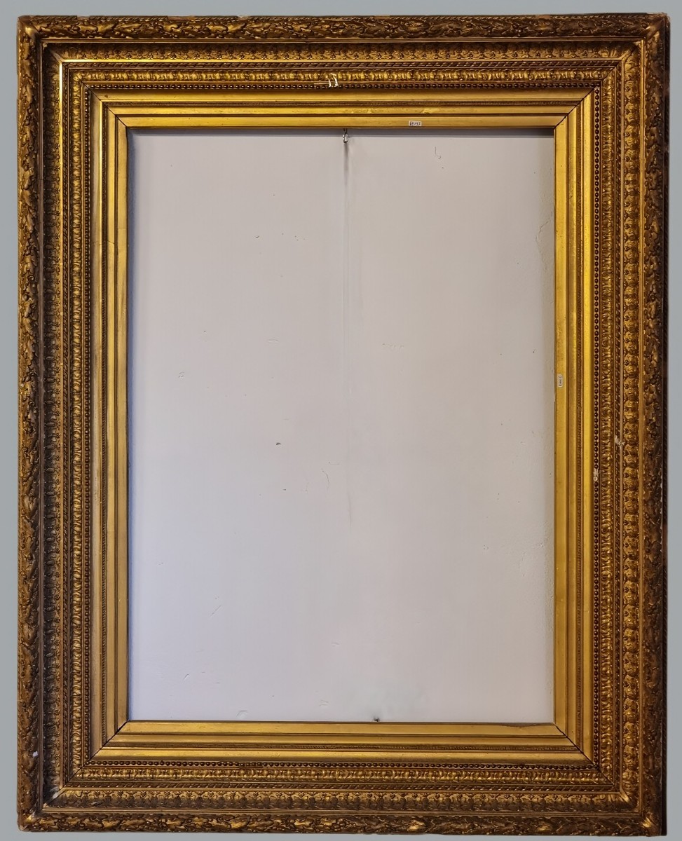 Grande cadre en pâte dorée, début XIXᵉ siècle