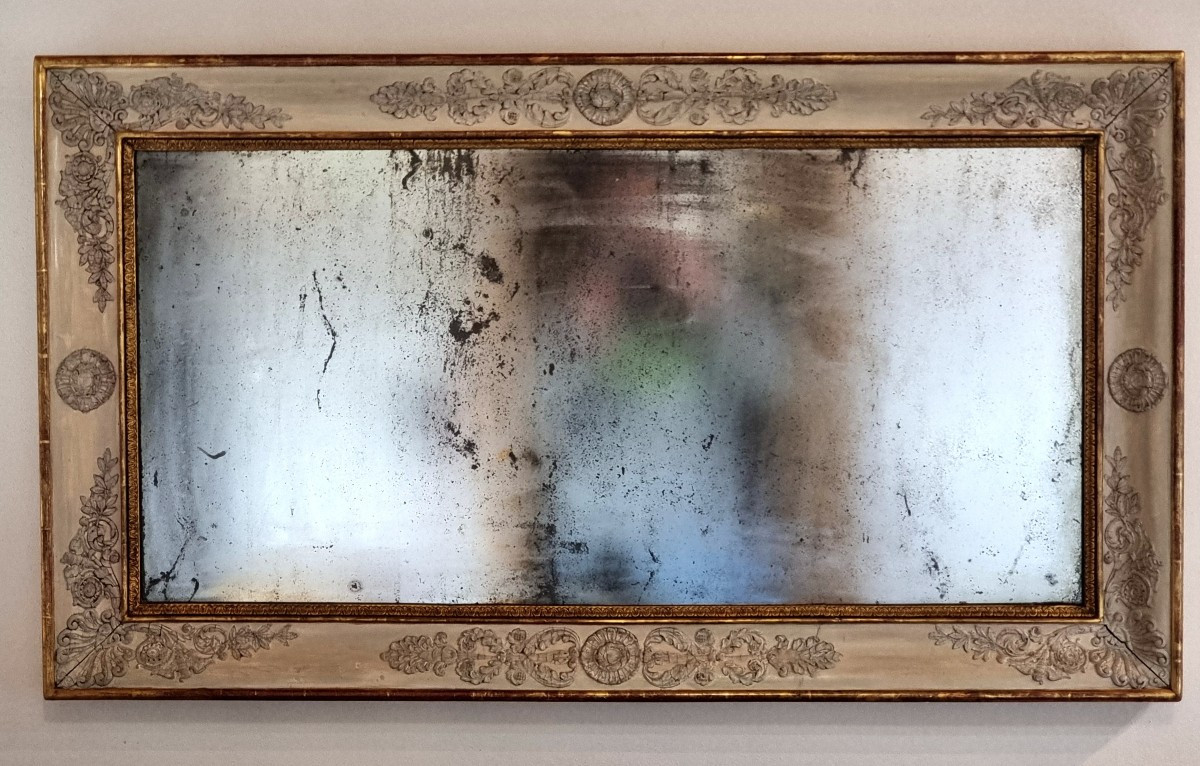 Miroir d’époque Empire français en bois laqué et doré, à décors en pastiglia, début XIXe siècle