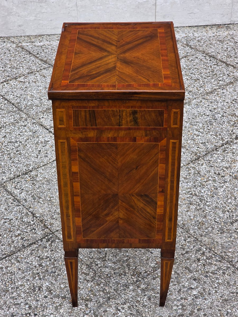 Louis XVI Walnut Bedside Table With String Inlay, Lombardy, Late 18th Century-photo-4