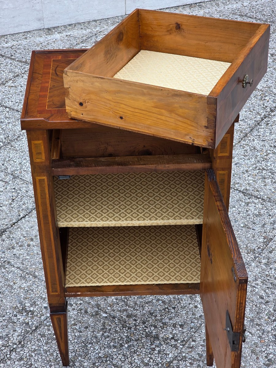 Louis XVI Walnut Bedside Table With String Inlay, Lombardy, Late 18th Century-photo-6