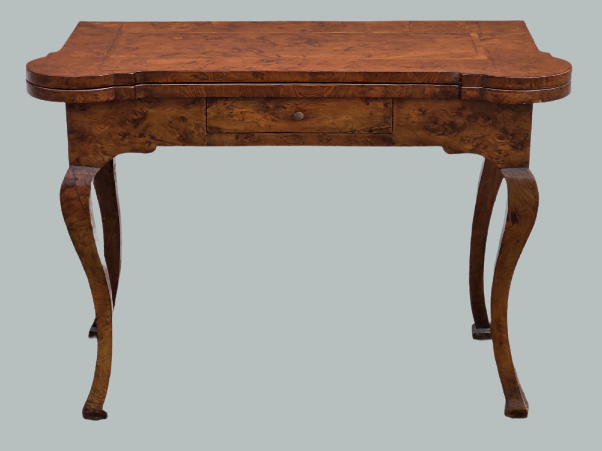 Emilian Louis XV Game Table In Elm Burl – First Half Of The 18th Century
