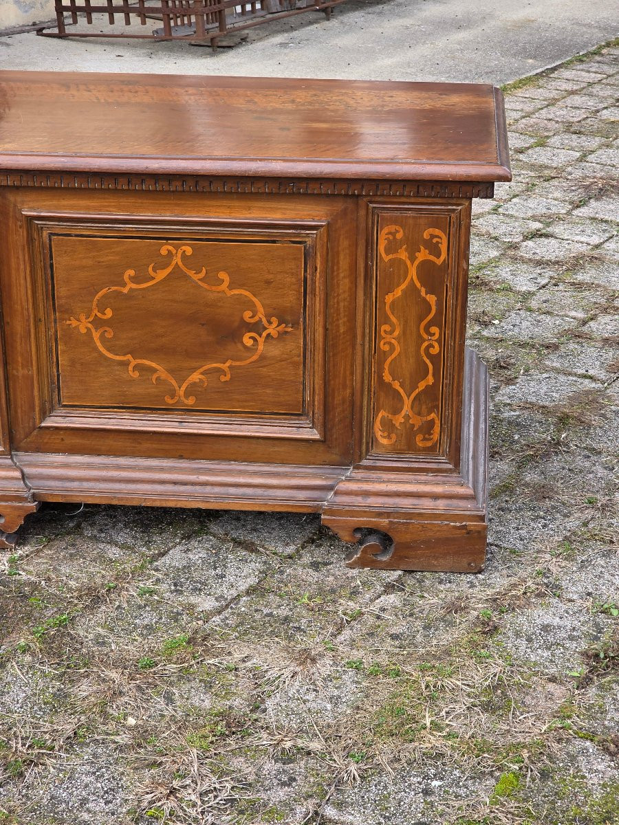 Emilian Inlaid Walnut Chest, Late 17th – Early 18th Century-photo-4