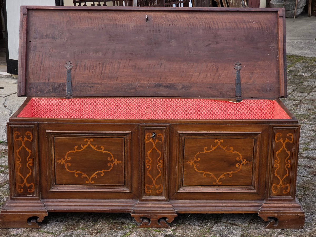 Emilian Inlaid Walnut Chest, Late 17th – Early 18th Century-photo-5