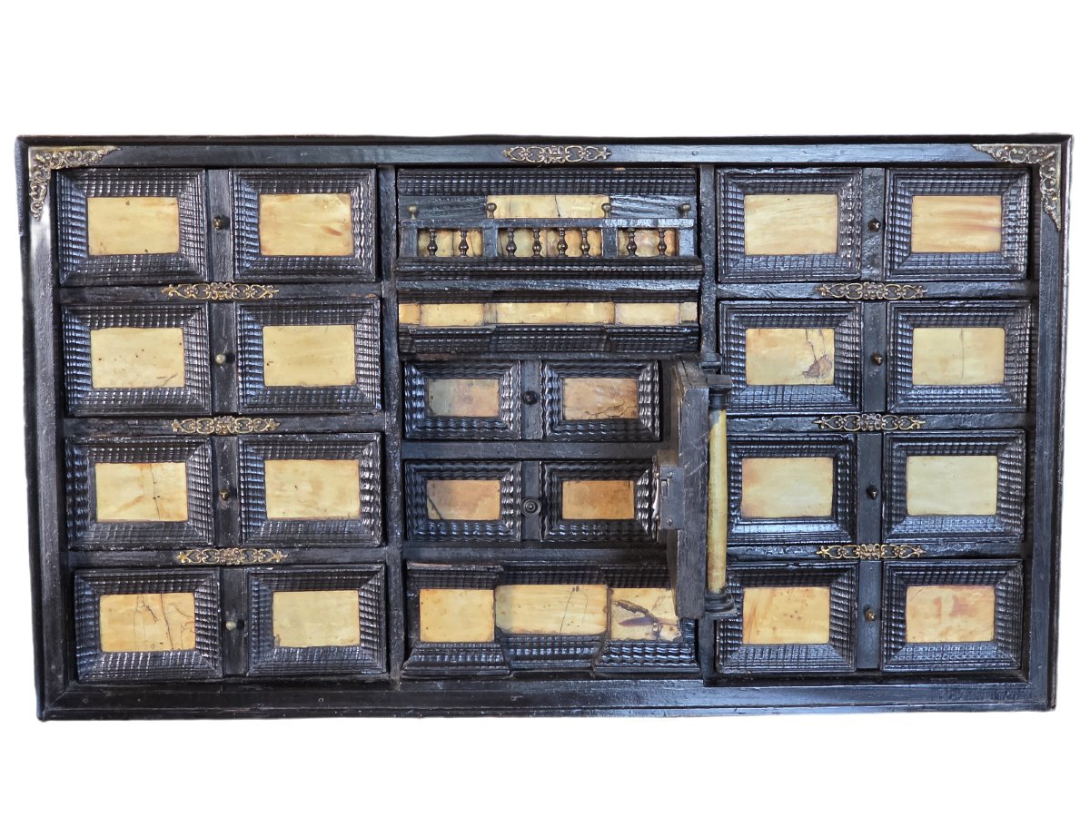 Cabinet de collection en bois et placage de corne, Italie du Nord, XVIIe siècle-photo-2