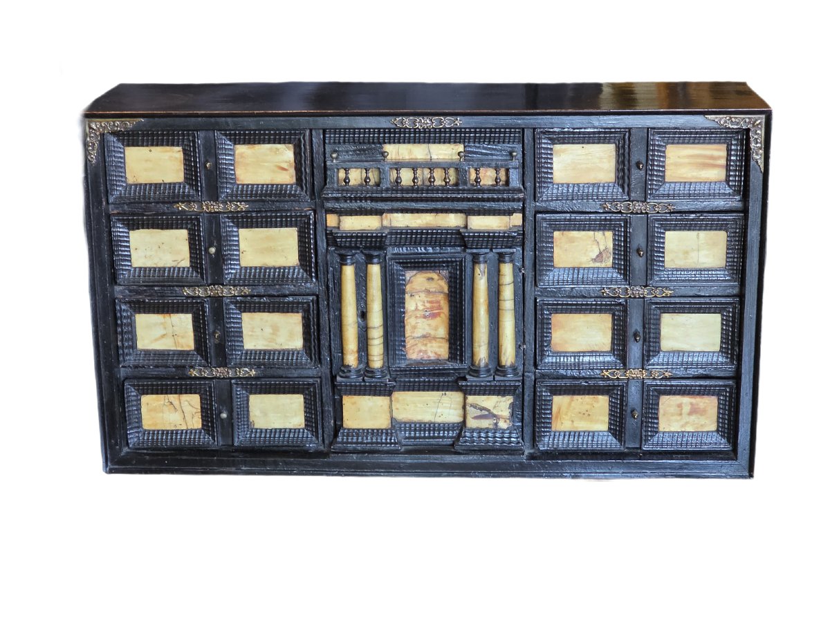 Cabinet de collection en bois et placage de corne, Italie du Nord, XVIIe siècle-photo-3