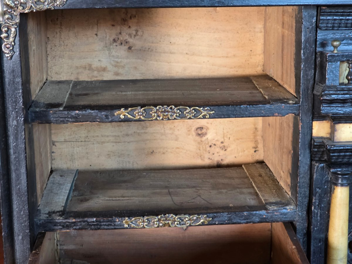 Cabinet de collection en bois et placage de corne, Italie du Nord, XVIIe siècle-photo-3