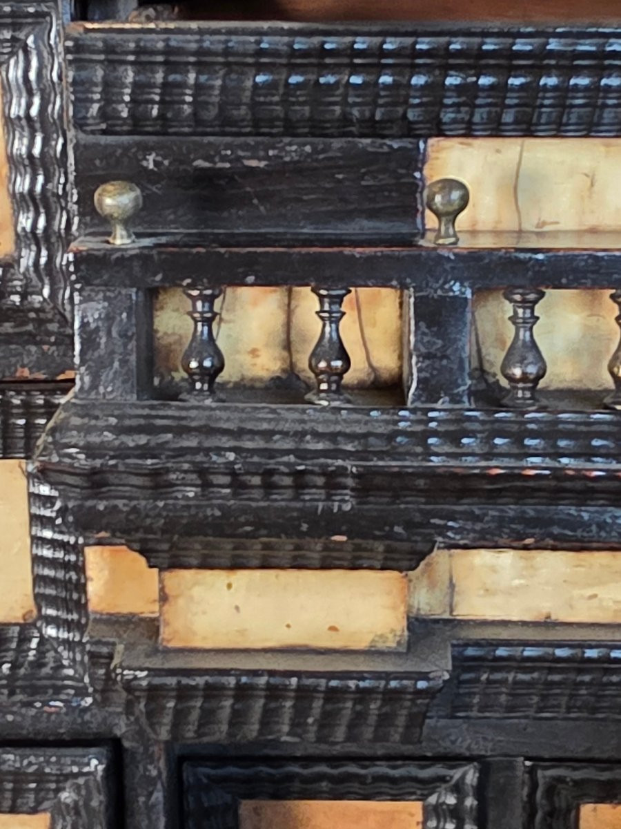 Cabinet de collection en bois et placage de corne, Italie du Nord, XVIIe siècle-photo-6