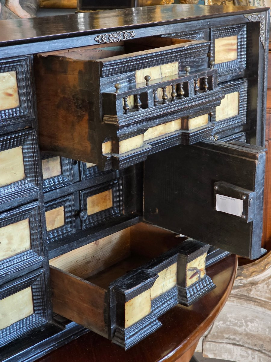 Cabinet de collection en bois et placage de corne, Italie du Nord, XVIIe siècle-photo-8