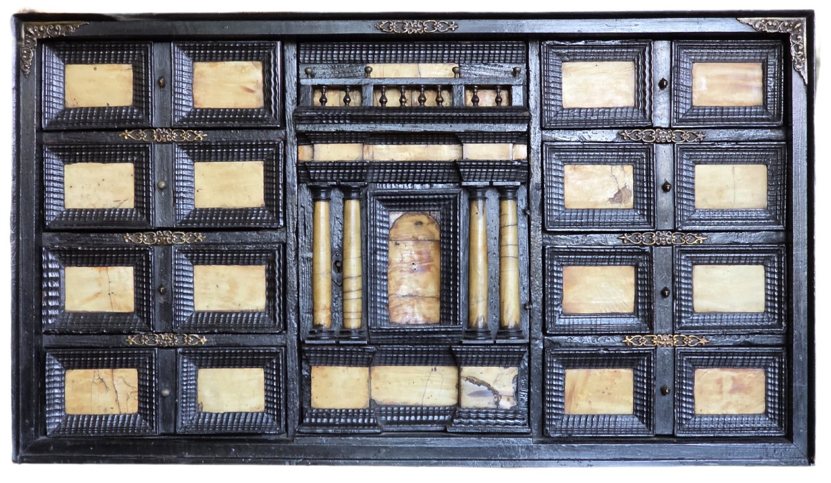 Cabinet de collection en bois et placage de corne, Italie du Nord, XVIIe siècle