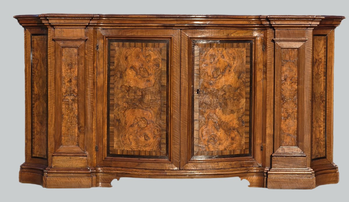 Buffet galbé en noyer et ronce d’olivier, région lombardo-vénitienne, XVIIIe siècle-photo-3