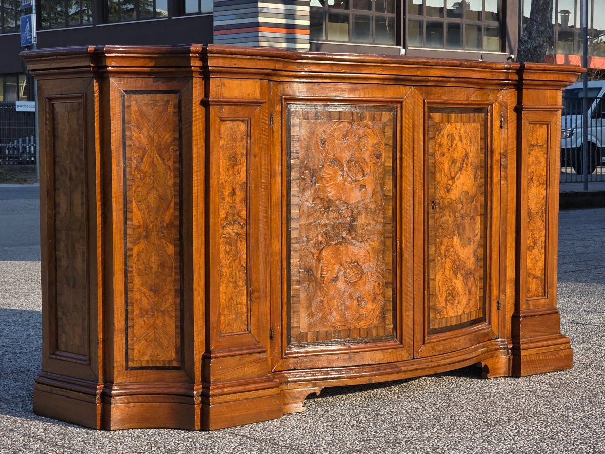 Buffet galbé en noyer et ronce d’olivier, région lombardo-vénitienne, XVIIIe siècle-photo-4