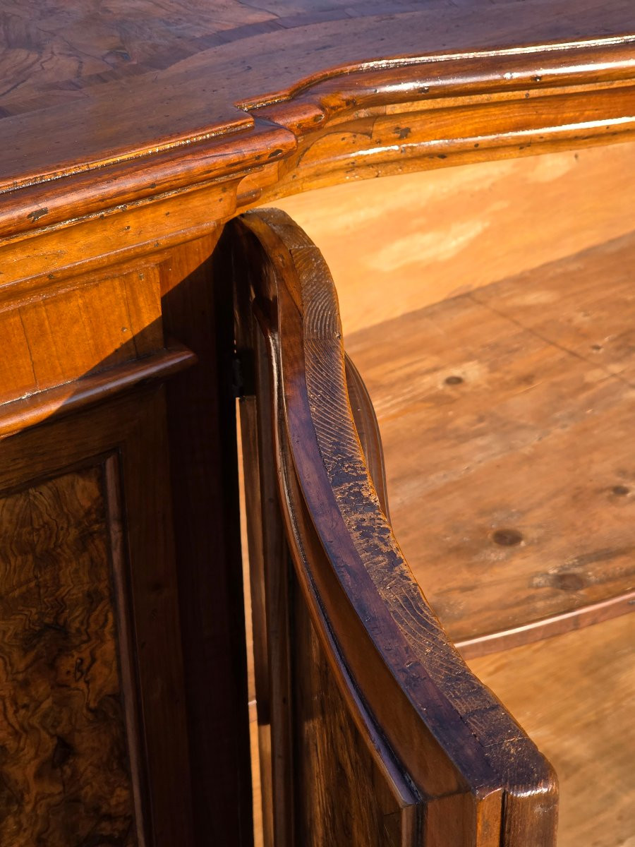 Buffet galbé en noyer et ronce d’olivier, région lombardo-vénitienne, XVIIIe siècle-photo-7