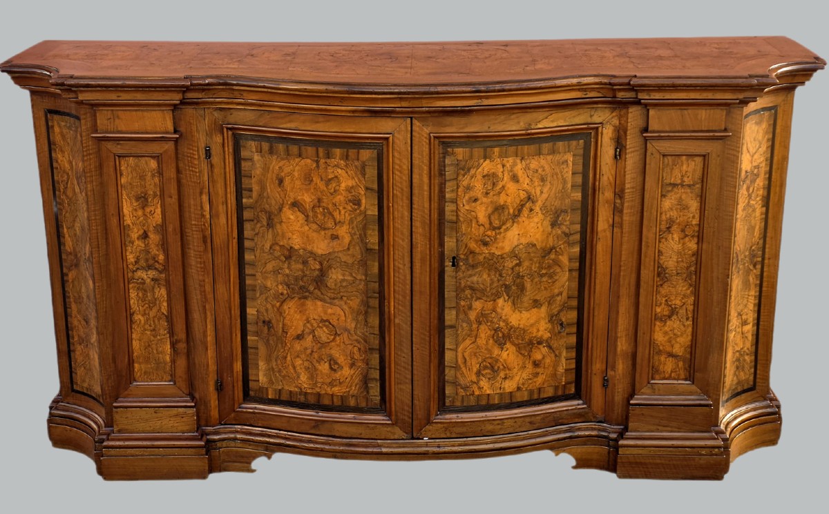 Buffet galbé en noyer et ronce d’olivier, région lombardo-vénitienne, XVIIIe siècle