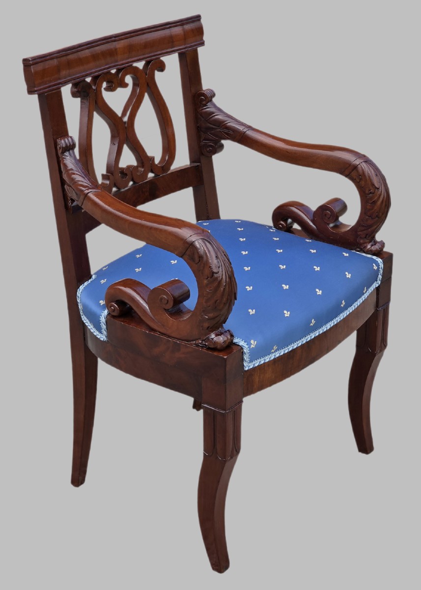 Fauteuil Empire en acajou sculpté, accotoirs en volutes, Italie début XIXe