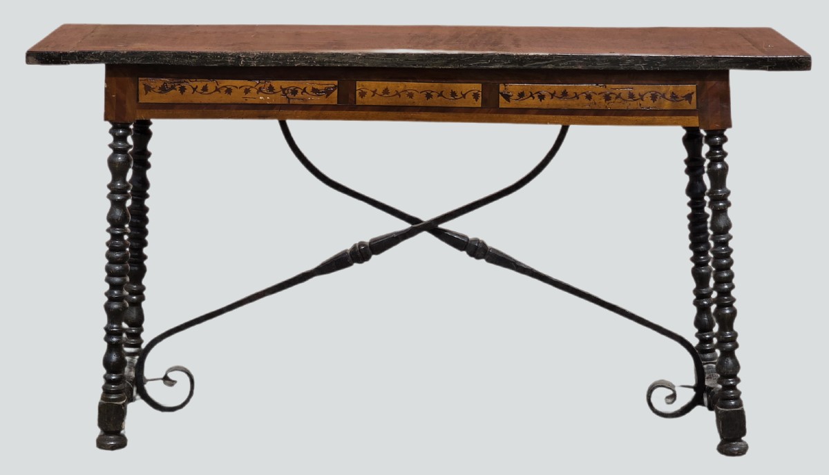 Console lombarde du XVIIIe siècle marquetée avec pieds tournés