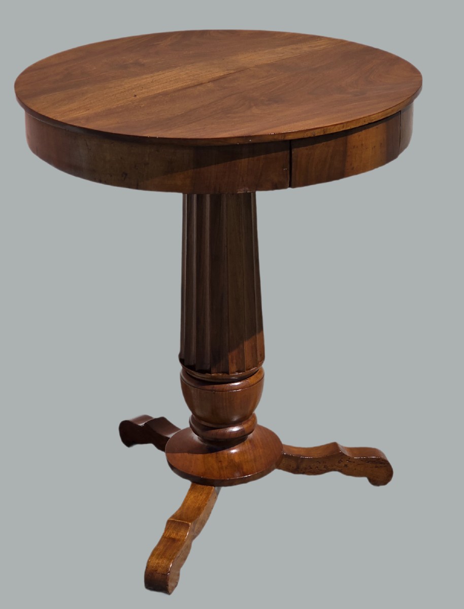 Guéridon rond en noyer vénitien avec tiroir, XIXe siècle