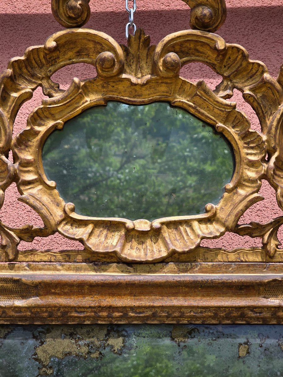 Miroir vénitien doré du XVIIIe siècle avec fronton et éléments sculptés-photo-2