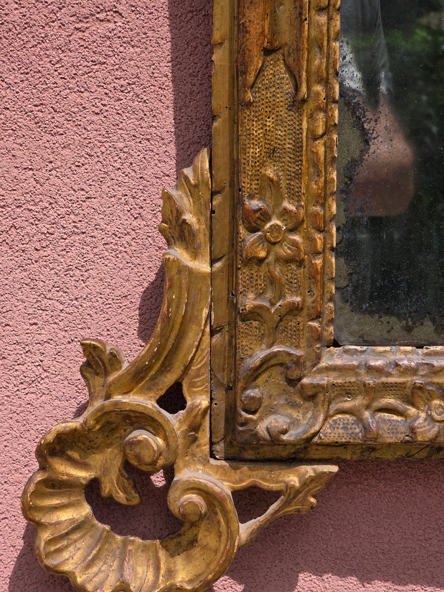 Miroir vénitien doré du XVIIIe siècle avec fronton et éléments sculptés-photo-1