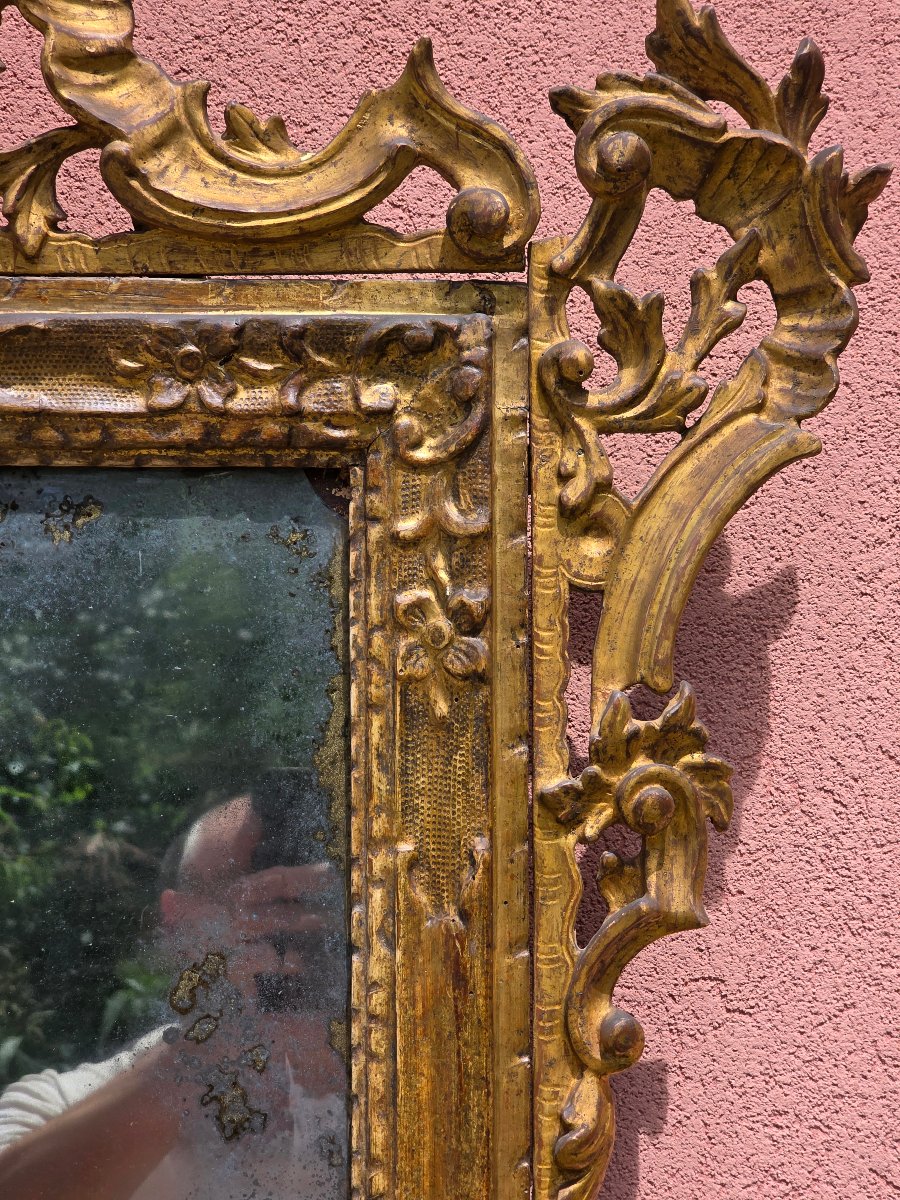 Miroir vénitien doré du XVIIIe siècle avec fronton et éléments sculptés-photo-5