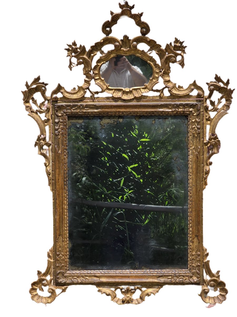 Miroir vénitien doré du XVIIIe siècle avec fronton et éléments sculptés