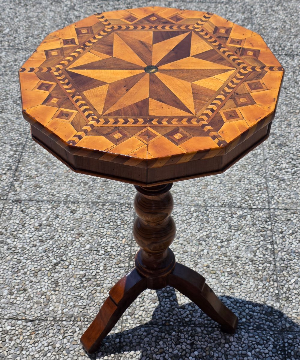 Table italienne dodécagonale marquetée en érable et noyer, début XIXᵉ siècle-photo-4