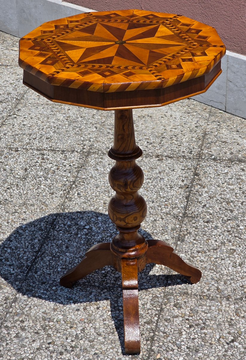 Table italienne dodécagonale marquetée en érable et noyer, début XIXᵉ siècle-photo-1