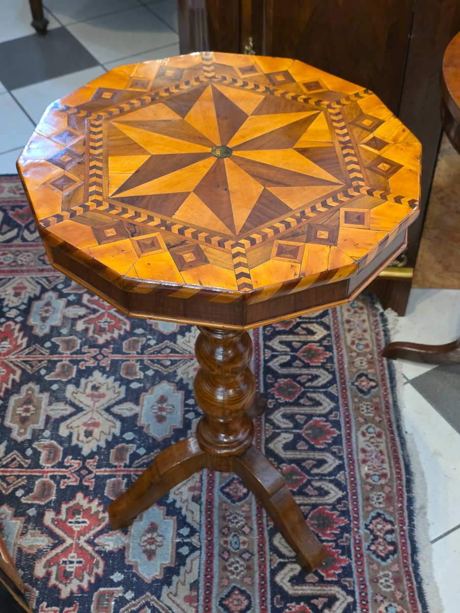 Table italienne dodécagonale marquetée en érable et noyer, début XIXᵉ siècle-photo-4