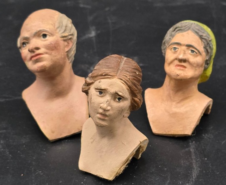 Trois têtes de santons de crèche napolitaine en terre cuite polychrome – Début du XIXe siècle