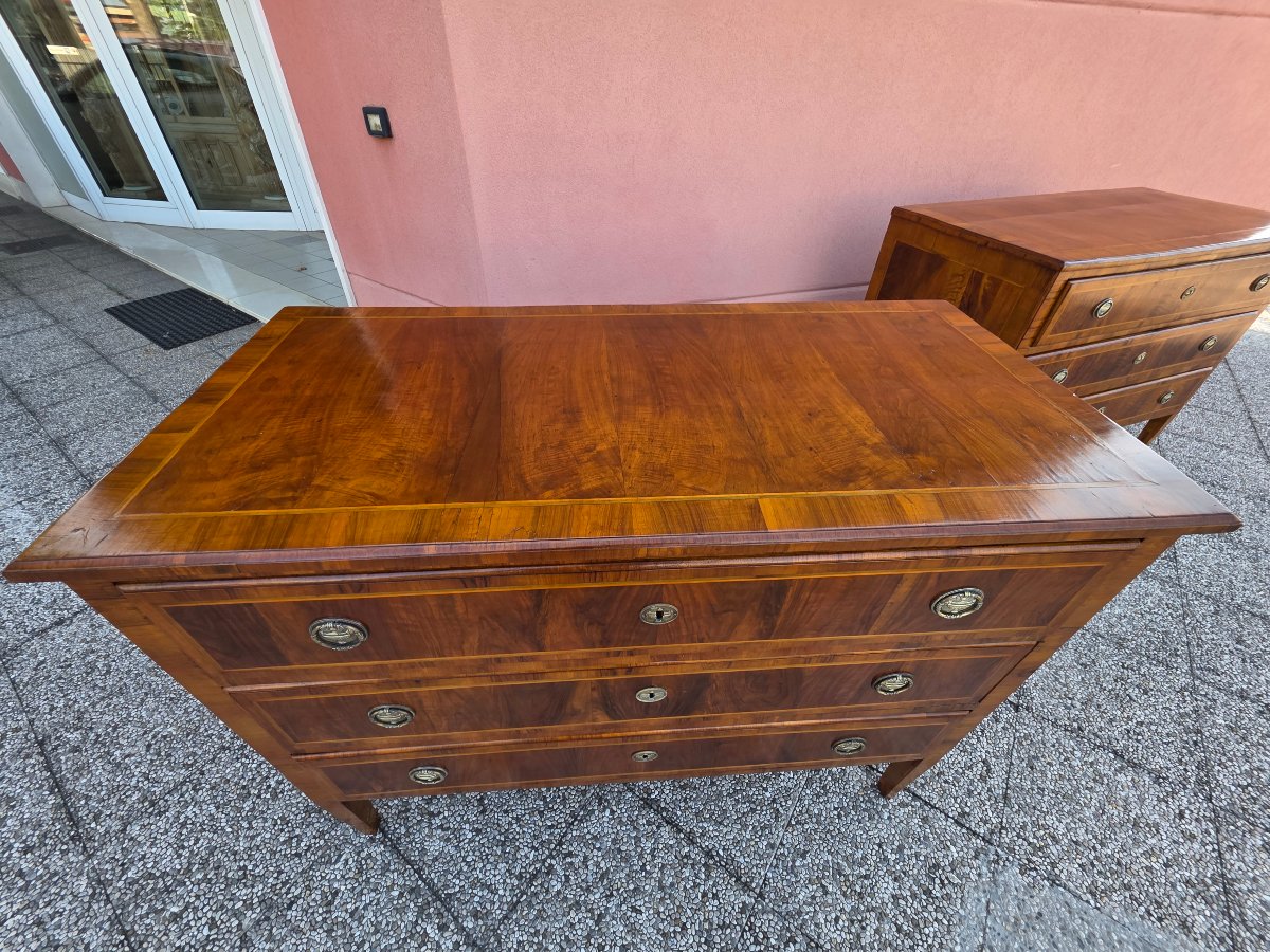 Paire de commodes Louis XVI toscanes plaquées de noyer, XVIIIe siècle-photo-5