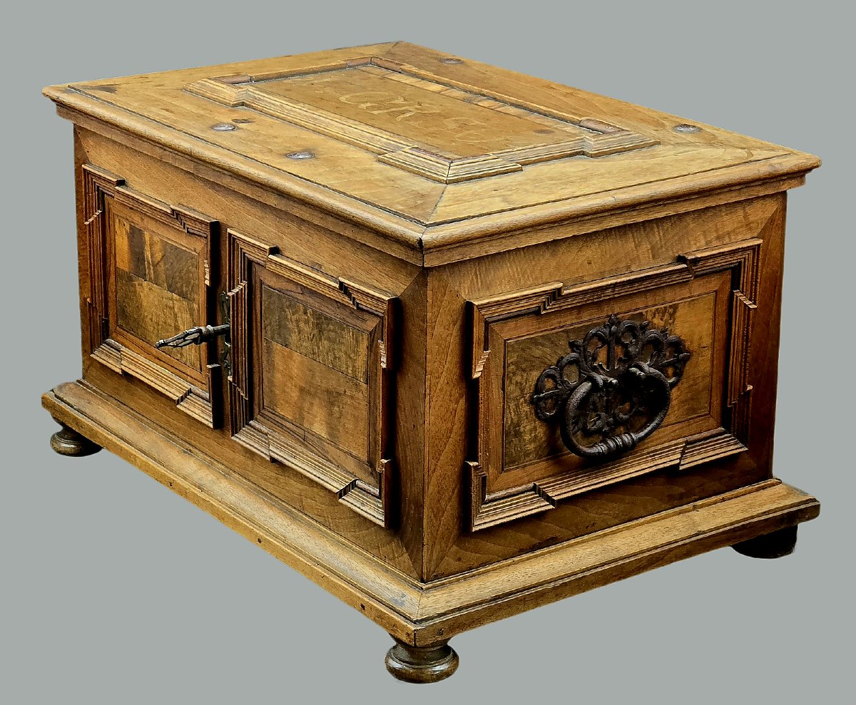 Coffret de mariage daté 1704, Trentin Haut-Adige, plaqué noyer avec clé