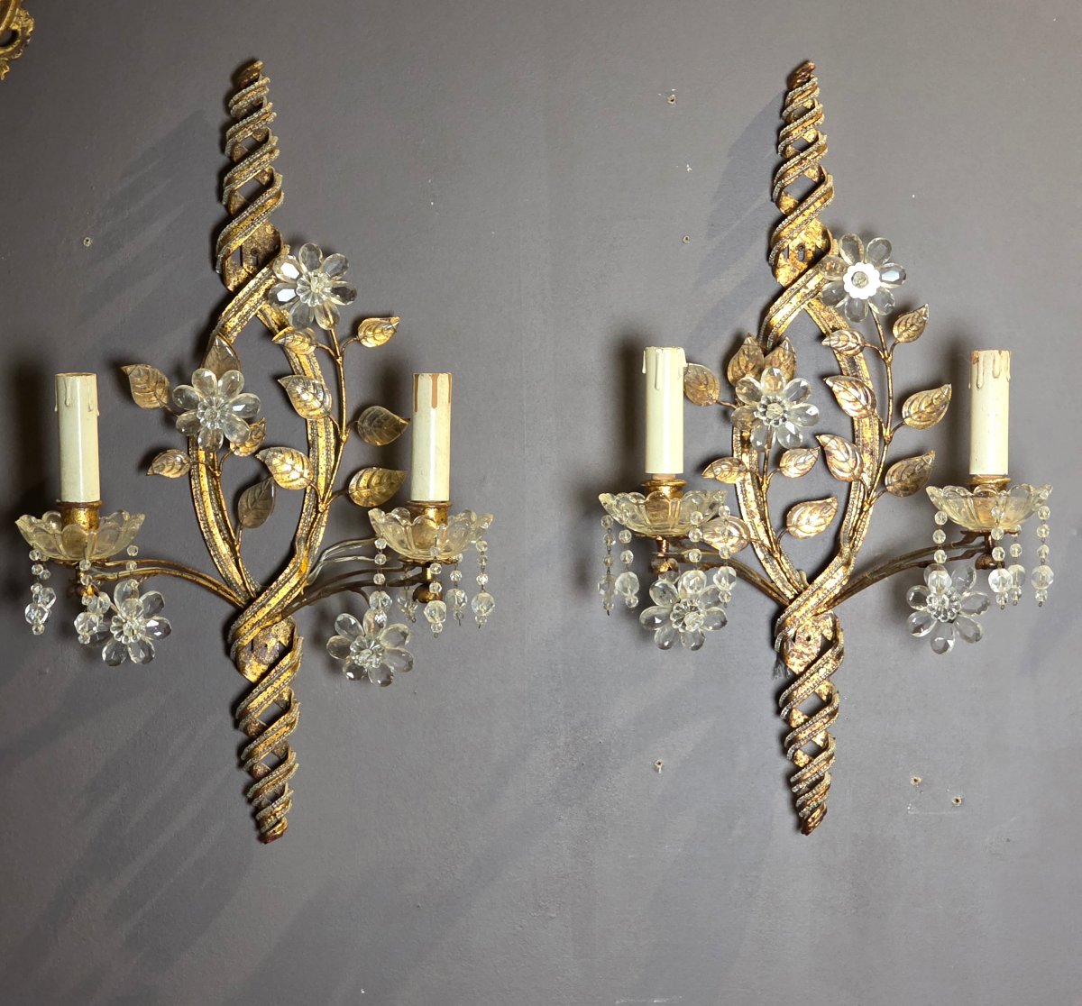 Paire d’appliques en métal doré et cristal, style Maison Baguès, vers 1950-60-photo-4