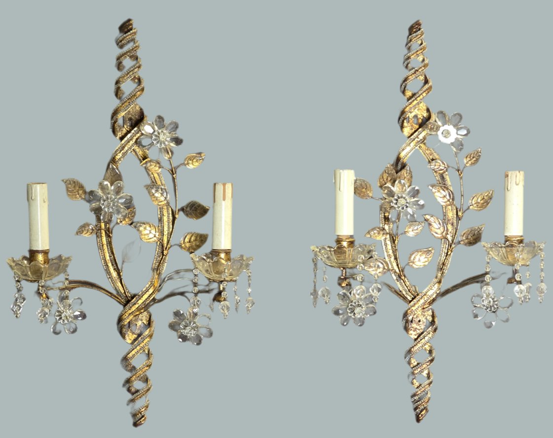 Paire d’appliques en métal doré et cristal, style Maison Baguès, vers 1950-60