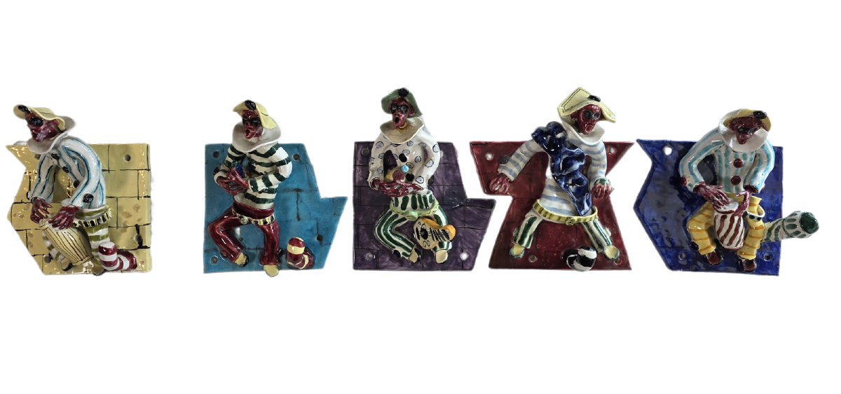 Cinq patères murales en céramique polychrome aux masques vénitiens – Italie, années 1950-photo-2