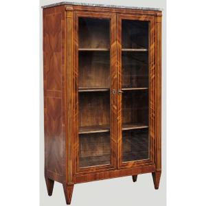 Vitrine française de style Louis XVI, époque Napoléon III, placage de noyer, dessus en marbre