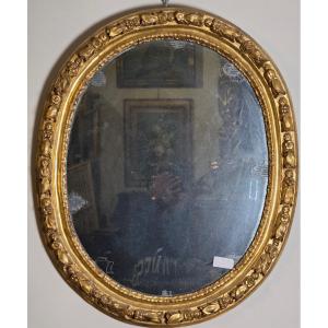 Cadre ovale Louis XVI doré à la feuille transformé en miroir, fin du XVIIIe siècle