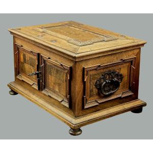 Coffret de mariage daté 1704, Trentin Haut-Adige, plaqué noyer avec clé