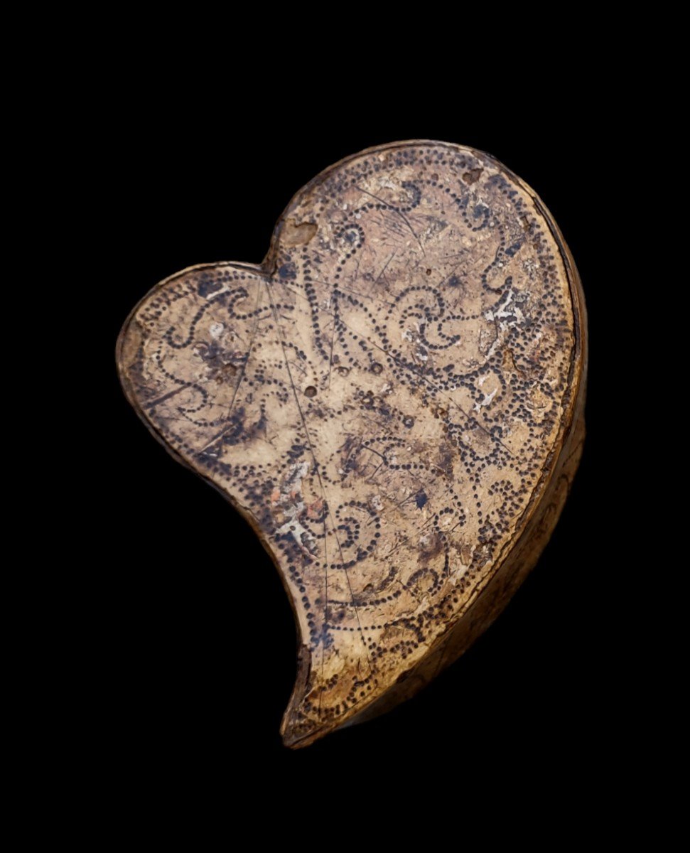 Boîte En Bois  Engravée  Richement Décorée  En Forme De Coeur  Fin Du XVIIe Siècle-photo-4